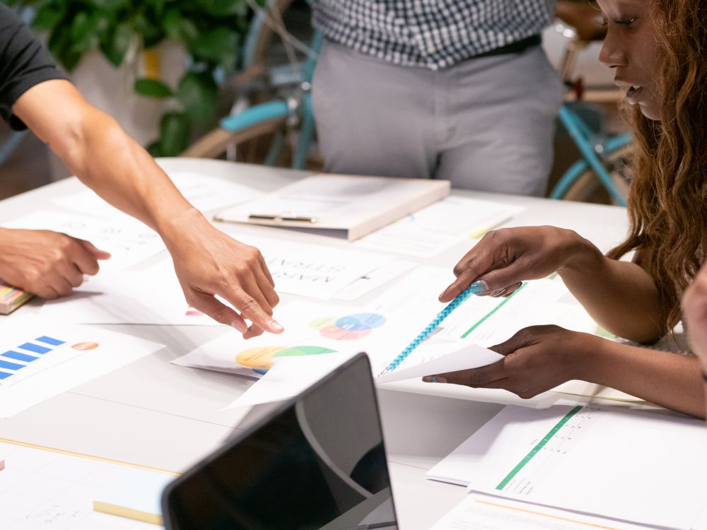 SEO-specialisten die een zoekstrategie uitwerken